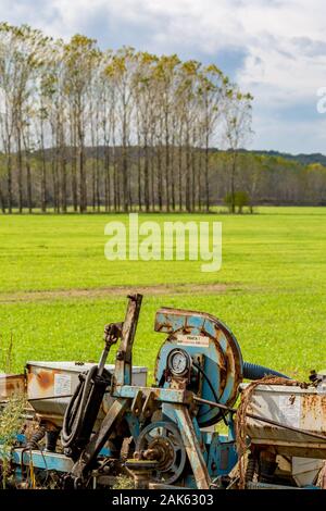 ZLATO POLE, Bulgarien - NOVEMBER 4, 2019: Alte Maschinen mit Druckmessgerät aufgegeben im Freien, dreckige rostige Elemente der Bauernhof landwirtschaftliche Maschine. Buntes Bild, Herbst, grüner Pflanzen Feld Stockfoto