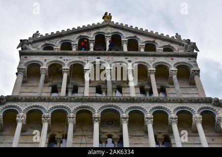 Pisa, Italien - 11. April 2018: Sanierungs- und Konservierungsarbeiten an der Frontfassade des Duomo - der Kathedrale von Pisa. Regnerischer Tag mit dunklem Himmel Stockfoto