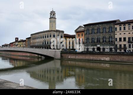 Dunkel bewölkt Frühling Tag am Arno Fluss, Pisa, Italien Stockfoto