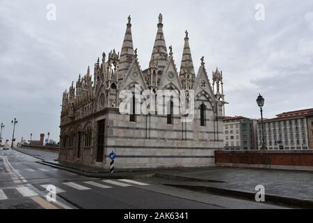 Regnerischer Tag in Pisa, Italien. Die kleine, Gotische Kirche Santa Maria della Spina am Fluss Lungarno G. Galilei Str. am Arno Stockfoto