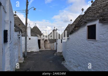 Trulli in der Stadt Alberobello, Italien - kleiner weißer Stein baute Häuser mit Kegeldächern. Keine Menschen auf der Straße. Stockfoto