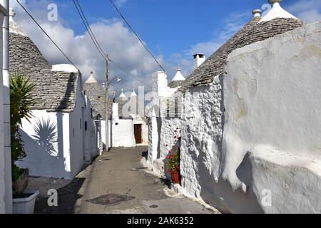 Trulli in der Stadt Alberobello, Italien - kleiner weißer Stein baute Häuser mit Kegeldächern. Keine Menschen auf der Straße. Stockfoto