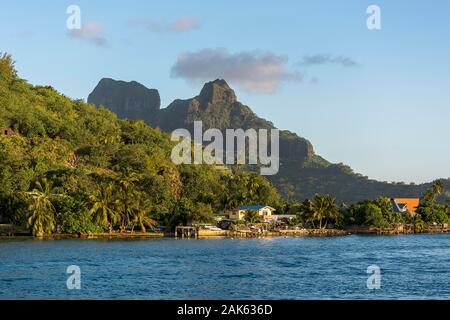 Siedlung in der Lagune aus Vulkan Mont Otemanu, Faanui, Bora Bora, Französisch-Polynesien Stockfoto