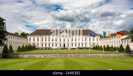 Bellevue Palace mit Europäischen, irischen und deutschen Fahnen, Amtssitz des deutschen Bundespräsidenten, Berlin, Deutschland Stockfoto