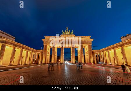 Brandenburger Tor mit der Quadriga in der Dämmerung, Spuren des Lichts, Pariser Platz, Berlin, Deutschland Stockfoto