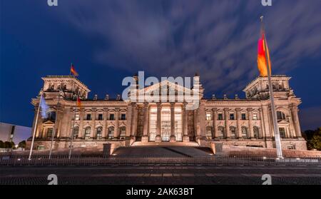 Reichstag mit deutscher Flagge schwenkten, Nacht Foto, Regierungsviertel, Berlin, Deutschland Stockfoto
