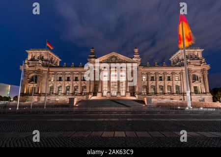 Reichstag mit deutscher Flagge schwenkten, Nacht Foto, Regierungsviertel, Berlin, Deutschland Stockfoto