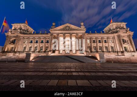 Reichstag mit deutscher Flagge schwenkten, Nacht Foto, Regierungsviertel, Berlin, Deutschland Stockfoto