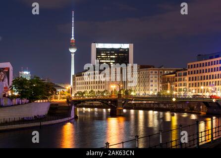 Spree und Fernsehturm Alex, Nachtaufnahme, Berlin-Mitte, Berlin, Deutschland Stockfoto