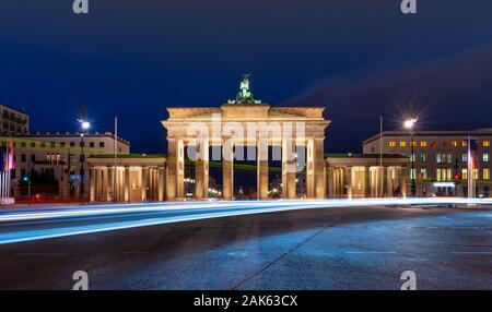 Spuren des Lichts vor dem Brandenburger Tor in der Dämmerung, Pariser Platz, Berlin, Deutschland Stockfoto