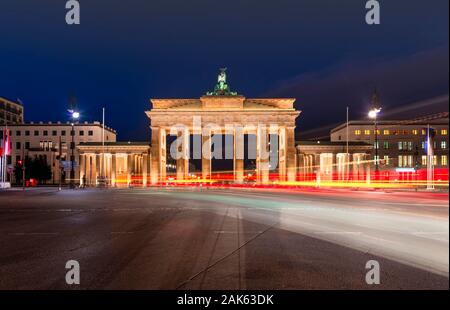 Spuren des Lichts vor dem Brandenburger Tor in der Dämmerung, Pariser Platz, Berlin, Deutschland Stockfoto