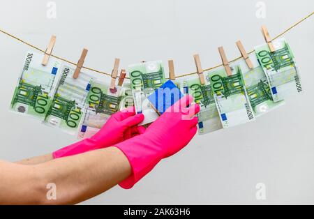 Symbol Foto Geldwäsche, Banknoten hängen auf Wäscheleine, Deutschland Stockfoto