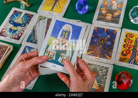 Tarot Karten, alte Frau mit Karten, die Zukunft vorherzusagen, Deutschland Stockfoto