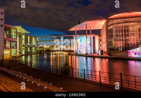 Filmprojektion im Deutschen Bundestag, farbig beleuchteten Marie-Elisabeth-Lueders-House und Paul-Loebe-Haus am Ufer der Spree in der Dämmerung Stockfoto