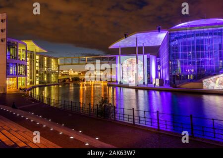 Filmprojektion im Deutschen Bundestag, farbig beleuchteten Marie-Elisabeth-Lueders-House und Paul-Loebe-Haus am Ufer der Spree in der Dämmerung Stockfoto