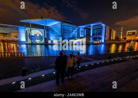 Filmprojektion im Marie-Elisabeth-Lueders-House am Ufer der Spree in der Nacht, Deutscher Bundestag, Berlin, Deutschland Stockfoto