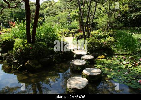 Trittsteine in einem japanischen Garten (Heian Jingu Schrein In Kyoto) Stockfoto
