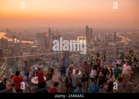 Die Menschen auf dem Dach des Maha Nakhon Gebäude in Sathon in Bangkok in Thailand im südlichsten Asien. Thailand, Bangkok, November 2019 Stockfoto