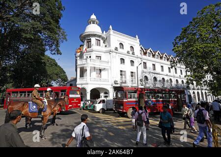 Kandy: 'Queen's Hotel "an der Ecke Senanayake Veediya/Dalada Veediya, Sri Lanka | Verwendung weltweit Stockfoto