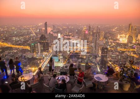 Die Menschen auf dem Dach des Maha Nakhon Gebäude in Sathon in Bangkok in Thailand im südlichsten Asien. Thailand, Bangkok, November 2019 Stockfoto
