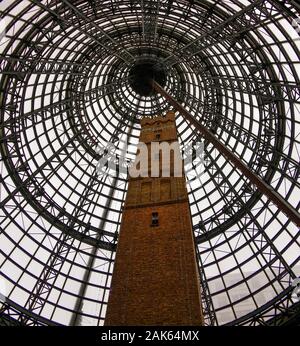 Coop Shot Tower in Melbourne Central Shopping Komplex unter einer 84 Meter hohen kegelförmigen Glas dach integriert. Stockfoto