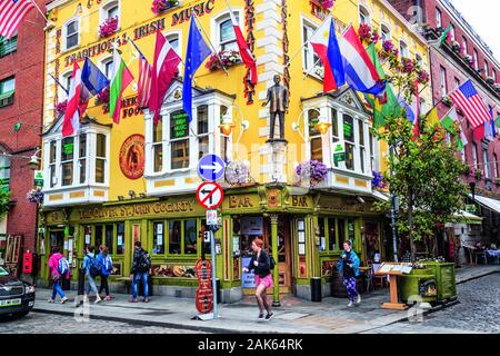 Dublin: Bar und Hostel 'Oliver St. John Gogarty" in der Anglesea Street, Irland | Verwendung weltweit Stockfoto