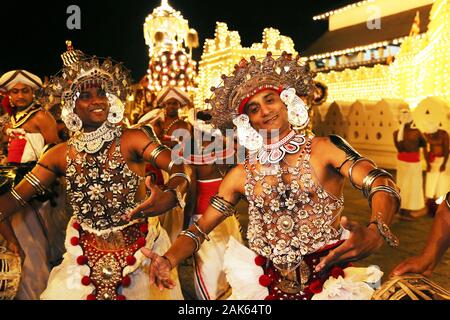 Kandy: abendliche Festprozession anlaesslich der Kandy-Esala-Perahera, Sri Lanka | Verwendung weltweit Stockfoto