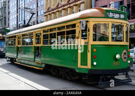 Berühmten Melbourne elektrische Straßenbahn in Creme und Grün W-Klasse 981 Nr. 35 City Circle freie Hop-on-Hop-off an der Flinders Street Stockfoto