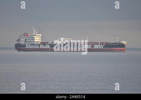 Stenna Großteil-Schiff in der Firth-of-Forth von Kircaldy Strand, Kirkcaldy, Fife, Schottland gesehen Stockfoto