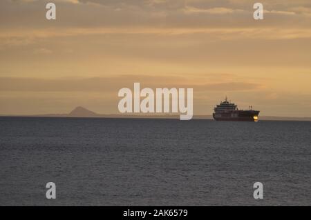 Stenna Großteil-Schiff in der Firth-of-Forth von Kircaldy Strand, Kirkcaldy, Fife, Schottland gesehen Stockfoto