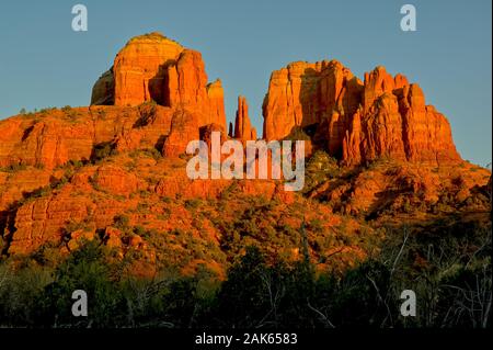 Cathedral Rock in der Nähe von Sonnenuntergang vom oberen Red Rock Loop Trail im Sedona Arizona gesehen. Stockfoto