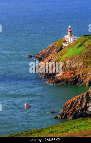 Halbinsel Howth Head: Leuchtturm (Baily Lighthouse) im Suedosten der Halbinsel, Irland | Verwendung weltweit Stockfoto