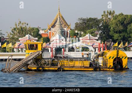 Ein wasser Reinigen der Maschine bei der Arbeit auf dem Chao Phraya in Bangkok in Thailand im südlichsten Asien. Thailand, Bangkok, November 2019 Stockfoto