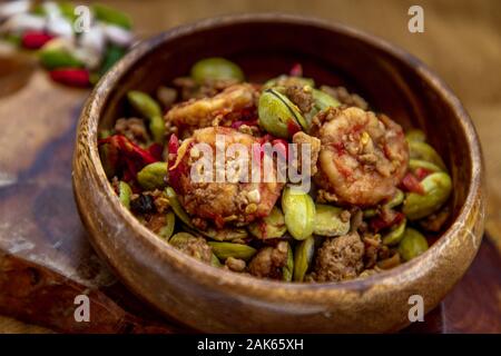 Rühren Gebratene bittere Bohnen (Sator) mit Garnelen in Houten, Es ist ein traditionelles Essen im Süden von Thailand, würzig, stinken Bean, Selektive konzentrieren. Stockfoto