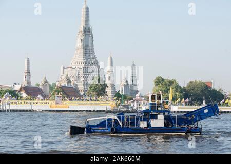 Ein wasser Reinigen der Maschine bei der Arbeit auf dem Chao Phraya in Bangkok in Thailand im südlichsten Asien. Thailand, Bangkok, November 2019 Stockfoto