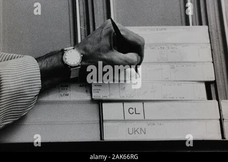 Feine Siebziger Schwarz-Weiß-Extremfotografie einer Hand mit Stift und Vorarbeit Stockfoto