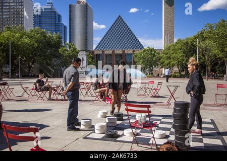 Alberta: Edmonton, Schachspieler bin Sir Winston Churchill Square, Kanada Westen | Verwendung weltweit Stockfoto