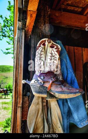 Saskatchewan: Kyle, 'La Reata Ranch' bin Saskatoon River, Cowboy-Stiefel, Kanada Westen | Verwendung weltweit Stockfoto