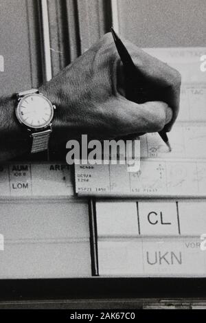 Feine Siebziger Schwarz-Weiß-Extremfotografie einer Hand mit Stift und Vorarbeit Stockfoto