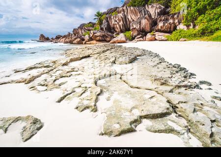 La Digue Insel. Surreal und bizarr felsigen Küste Landschaft der Seychellen Stockfoto