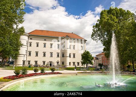 Spittal an der Drau: Schloss Porcia, Schlosspark mit Brunnen, Kärnten | Verwendung weltweit Stockfoto