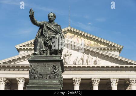 Stadtteil Altstadt-Lehel: Max-Joseph-Platz, die Denkmal des thronenden Maximilian I. Joseph vor dem Nationaltheater, München | Verwendung weltweit Stockfoto