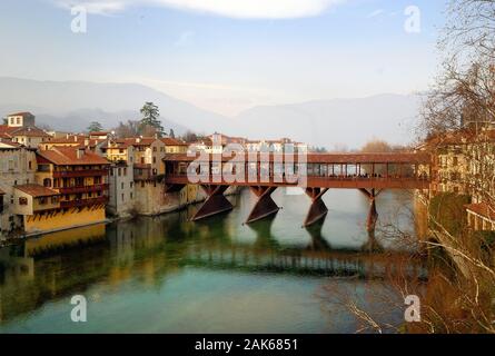 Venetien, Italien. Bassano del Grappa. Die Brücke des Alpini.   Venetien, Italien. Bassano del Grappa. Il Ponte degli Alpini Stockfoto