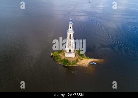 Alte überflutet Glockenturm auf Uglich Behälter closeup (Luftaufnahmen). Kalyazin, Russland Stockfoto