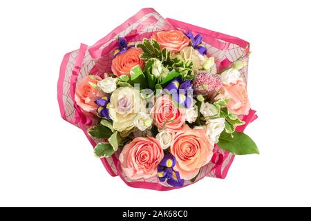 Bunter Blumenstrauß mit Rosen, blau Iris und Zierpflanzen Kohl auf weißem Hintergrund. Stockfoto