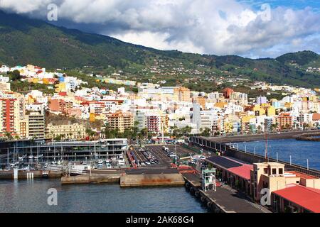 Blick auf Santa Cruz de La Palma, die Hauptstadt und die Hafenstadt der Insel La Palma, von einer Kreuzfahrt Schiff angedockt im Hafen. Stockfoto