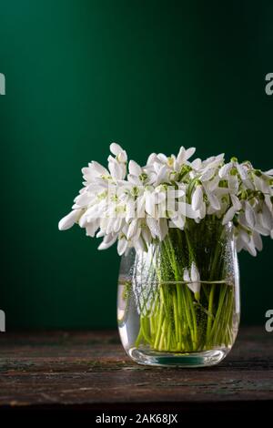 Frühlingsblumen in Glasvase Stockfoto
