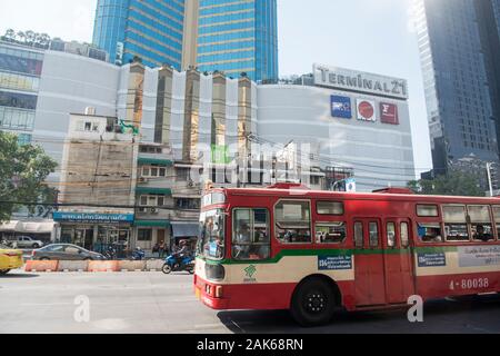 Ein Skyline in Sukhumvit in Bangkok in Thailand im südlichsten Asien. Thailand, Bangkok, November 2019 Stockfoto