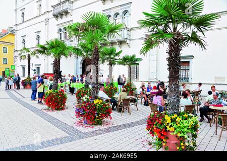 Spittal an der Drau: Cafe-Terrasse von Schloss Porcia, Kärnten | Verwendung weltweit Stockfoto