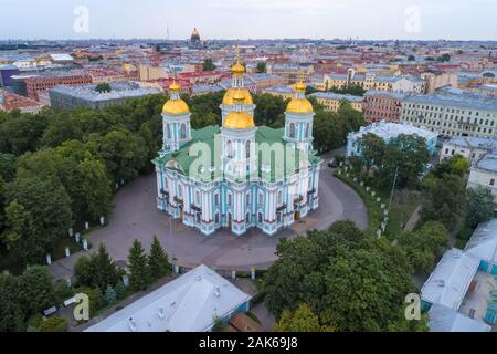 St.-Nikolaus-Kirche auf dem Hintergrund der Stadtbild auf einem Juli bewölkten Morgen (Luftaufnahmen) St. Petersburg, Russland Stockfoto